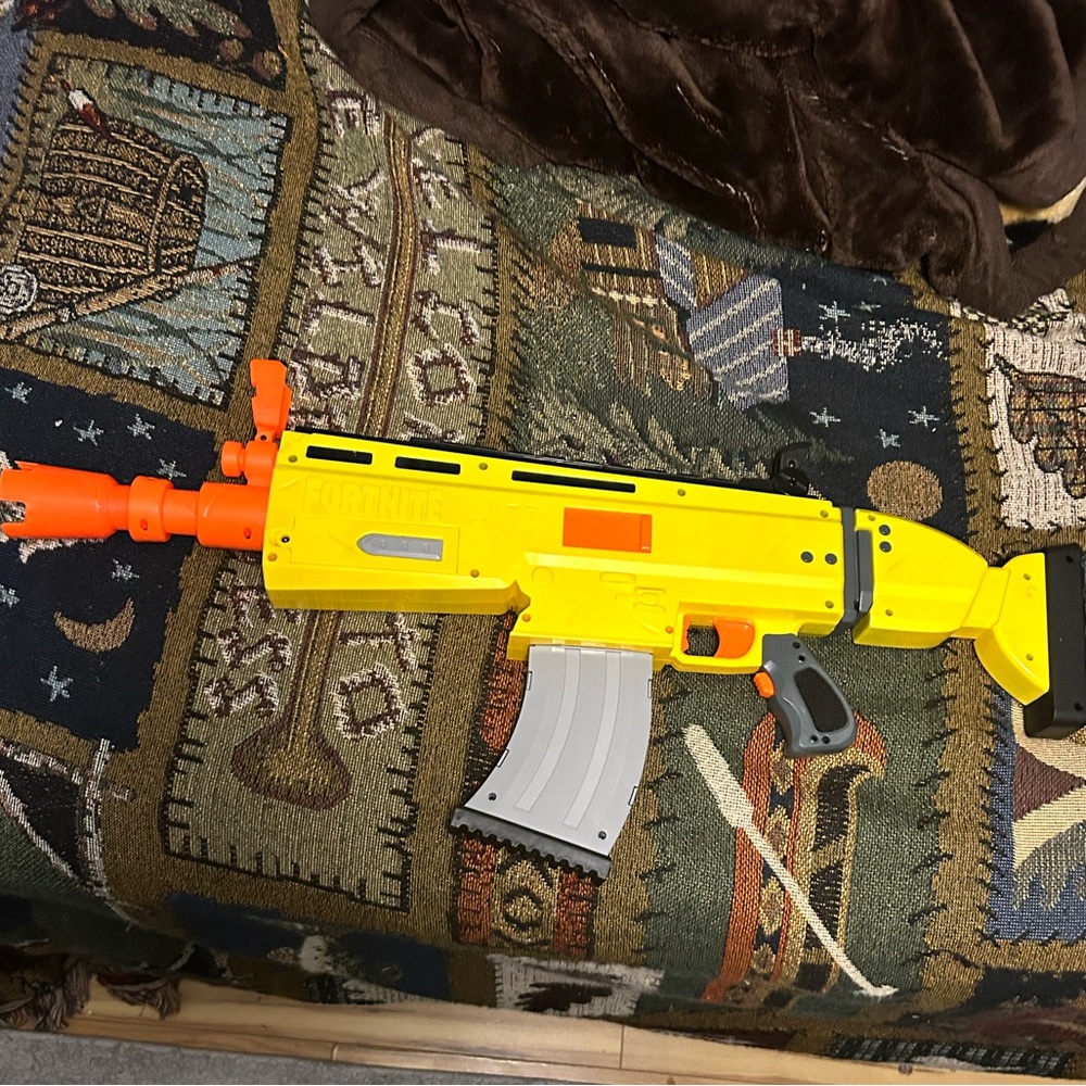 Fortnite nerf gun (scar) 8 bullets “batteries not included”